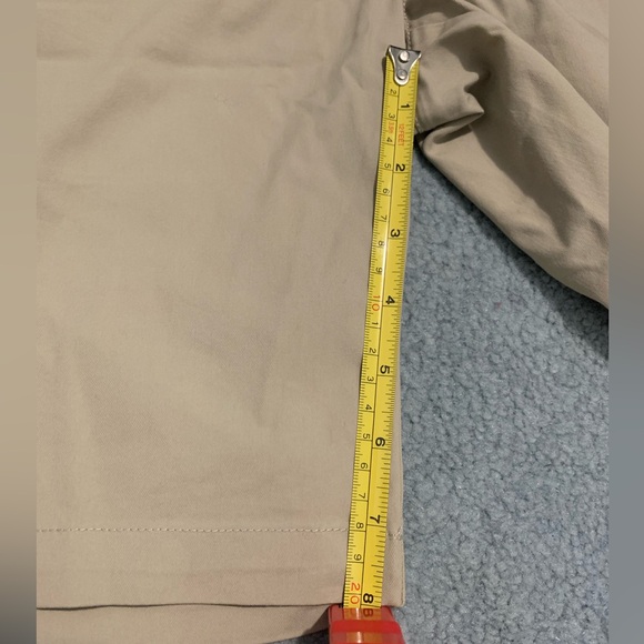 RW&Co khaki colour shorts. W/ extra zipper pocket - Picture 4 of 6